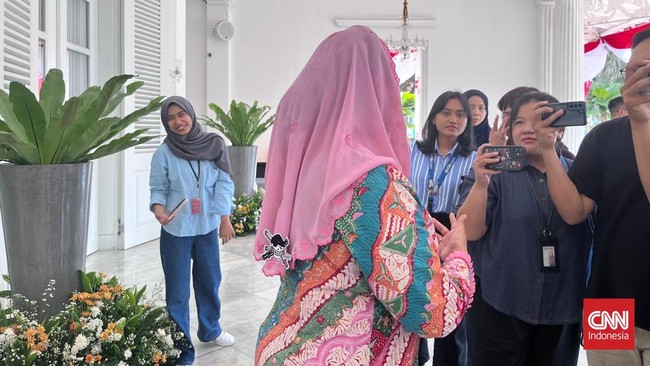 Yenny Wahid menggunakan emblem One Piece saat bertemu Gubernur DKI Pramono Anung. Ia menegaskan simbol tersebut adalah ekspresi masyarakat.