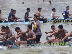 Aksi Kapolres Kuansing Jadi Timbo Ruang Jalur Bhayangkara di Pacu Jalur