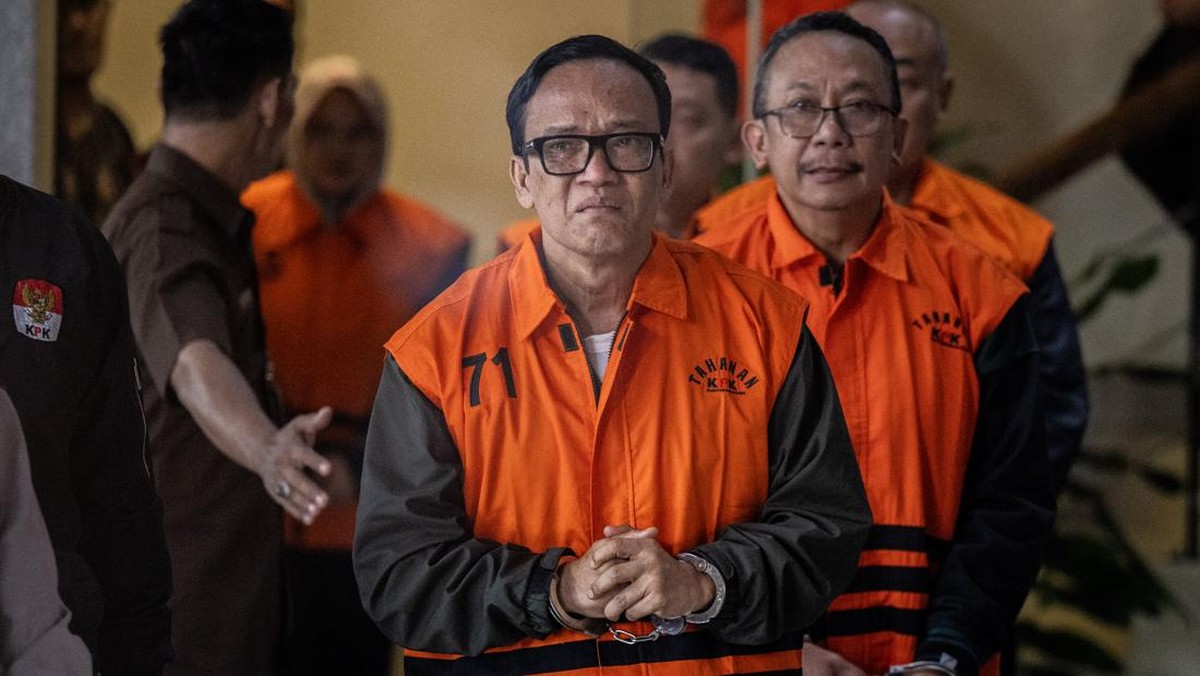 Wakil Menteri Ketenagakerjaan &lpar;Wamenaker&rpar; Immanuel Ebenezer &lpar;tengah&rpar; bersama tersangka lainnya berjalan menuju ruang konferensi pers usai terjaring OTT KPK di Gedung Merah Putih KPK&comma; Jakarta&comma; Jumat &lpar;22&sol;8&sol;2025&rpar;&period; KPK menetapkan Wamenaker Immanuel Ebenezer bersama 10 orang lainnya sebagai tersangka kasus pemerasa pengurusan sertifikat Keselamatan dan Kesehatan Kerja &lpar;K3&rpar; di Kementerian Ketenagakerjaan&period; ANTARA FOTO&sol;Bayu Pratama S&sol;foc&period;