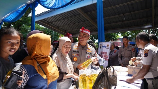 Polri luncurkan Gerakan Pangan Murah di seluruh Indonesia untuk stabilkan harga kebutuhan pokok, di Semarang disambut antusias warga.