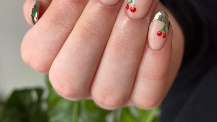 Cherry Nails with Chrome/ Foto: instagram.com/thegelhouse