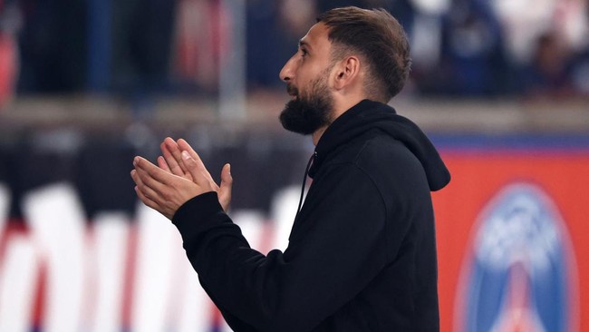 Gianluigi Donnarumma menahan tangis saat mengucapkan selamat tinggal emosional kepada suporter PSG seusai merayakan kemenangan di laga pembuka Liga Prancis.