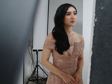 img-title Ortu Beda Agama, Febby Rastanty Akui Belajar Islam di Sekolah