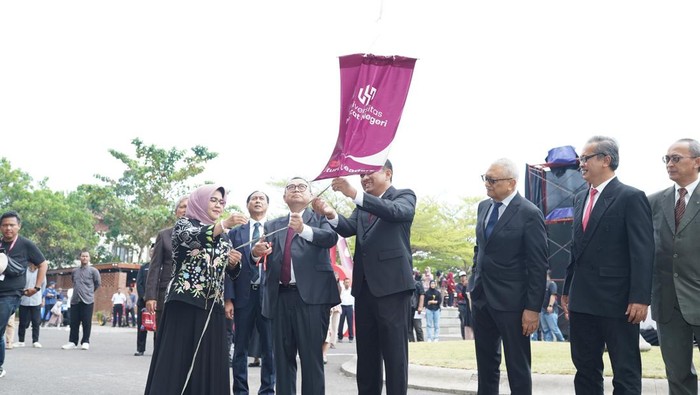 Masih Bingung Memilih Kampus? Universitas Harkat Negeri Bisa Jadi Pilihan Yang Tepat, Tersedia Berbagai Beasiswa Yang Dapat Kamu Akses dan Bebas Uang Gedung.