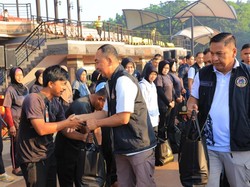 Peringatan Bakti 30 Tahun, Akabri 95 Bagikan 595 Paket Bansos ke Warga