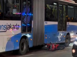 Motor Tersangkut di Kolong Bus Transjakarta di Plumpang Jakut