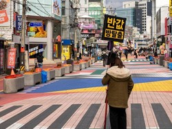 Minimarket Jadi Tempat Mengusir Kesepian Warga Korea Selatan