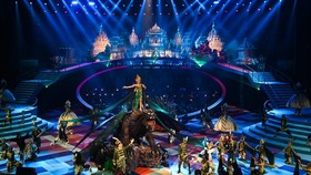 FOTO: Tersihir Naga Raksasa di Pagelaran Sabang Merauke 2025