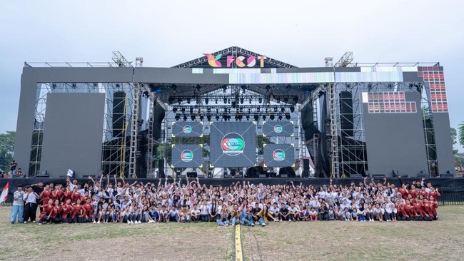 Sajian Spesial di Kebumen Fest 2025, Tarian Kolosal Suwardana Kabumian Kebumen Fest 2025 bakal menampilkan tarian kolosal Suwardana Kabumian nan melibatkan 240 penari pelajar SD hingga mahasiswa/i perguruan tinggi.