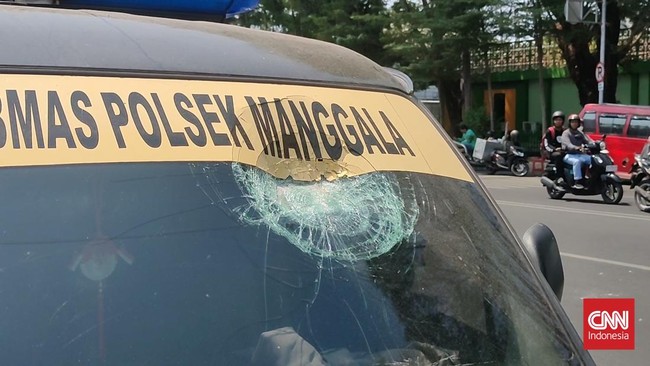 Polisi menangkap dua orang diduga pelaku pengrusakan dua mobil polisi dan 3 mobil milik hakim serta staf Pengadilan Negeri (PN) Makassar.