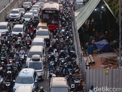 Suara Warga soal Alih Fungsi Trotoar di TB Simatupang demi Atasi Macet