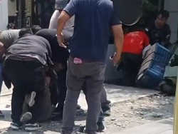 Viral Sopir di Bojonegoro Dikeroyok Debt Collector, Truk Dibawa Kabur