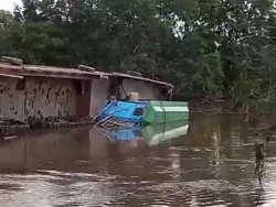 Tongkang Kecil Angkut Alat Berat Terbalik di Kapuas, Evakuasi Sulit