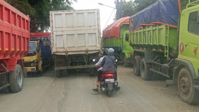Kemacetan di Parungpanjang semakin 'menggila' karena truk-truk tambang yang terus beroperasi sepanjang hari sementara rekonstruksi jalan terus dilakukan.