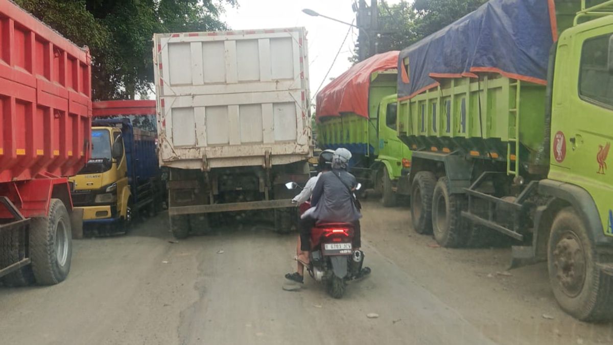 Truk Tambang di Parungpanjang Bikin Macet Parah, Nekat Terobos Petugas