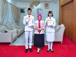Wagub Fatma Beri Tabungan Pendidikan untuk 2 Paskibraka Nasional Asal Sulsel