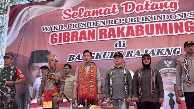 Wapres Gibran Rakabuming Raka kunjungi Panglima Jilah di Mempawah untuk peringatan HUT ke-45. Ia berkomitmen membangun rumah adat bagi masyarakat TBBR.