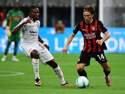 AC Milan's Croatian midfielder #14 Luka Modric fights for the ball with Cremonese's Nigerian forward #77 David Chidozie Okereke during the Italian Serie A football match between AC Milan and Cremonese at San Siro stadium in Milan, on August 23, 2025.