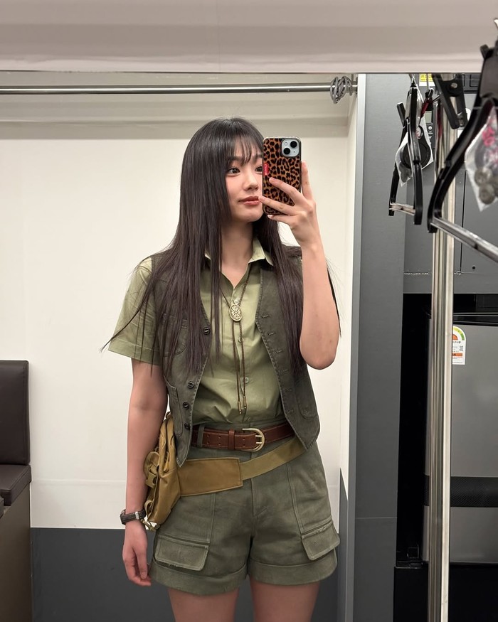 Adventure vibes! Ia menggunakan kemeja hijau yang dibalut dengan vest berwarna army, kemudian ia memadukan dengan celana pendek cargo berwarna senada./ Foto: Instagram.com/_happiness_o