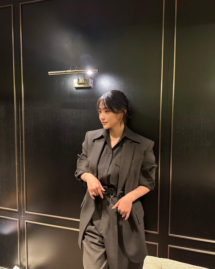 All black dengan tampilan sedikit boyish, ia menggunakan setelan blazer berwarna hitam yang membuat tampilannya cool abis nih, Beauties./ Foto: Instagram.com/_happiness_o