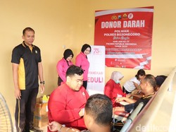 Polwan Polres Bojonegoro Gelar Bakti Kesehatan di CFD, Warga Antusias
