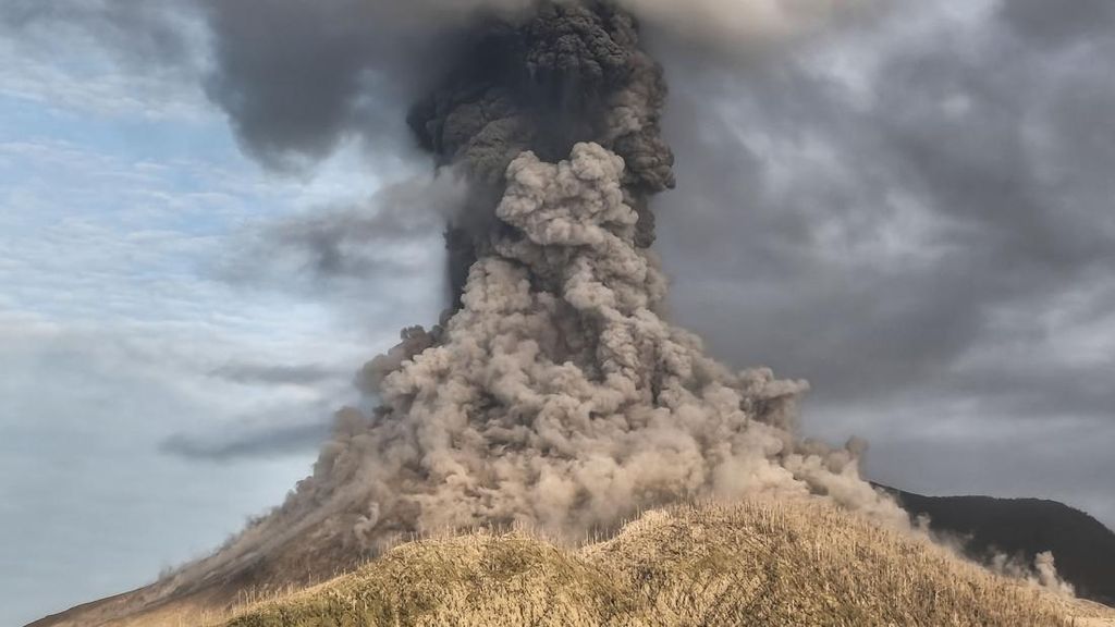 Gunung Lewotobi Laki-laki Erupsi, Semburan Abu Vulkanik hingga 1.500 M