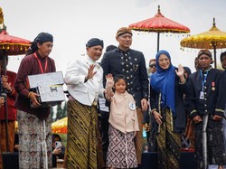 Ahmad Luthfi dan AHY Ikuti Tradisi Cukur Rambut Gimbal di Dieng