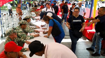 FOTO: Diambang Perang dengan AS, Venezuela Kerahkan 4,5 Juta Milisi