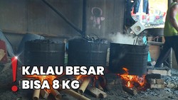 Hasil Tangkapan Kerang Laut Langsung Dikupas-Direbus Warga Setempat