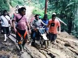 Viral Jenazah Tukang Ojek di Bone Bolango Dibonceng Motor gegara Jalan Rusak