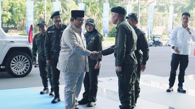 Hingga kini, ada 165 titik Sekolah Rakyat di seluruh Indonesia dengan total 15.895 siswa, 641 rombongan belaja, 2.407 guru dan 4.442 tenaga kependidikan.