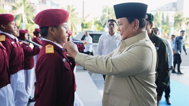Prabowo Akui Lihat Harapan Masa Depan Indonesia Lewat Sekolah Rakyat Presiden Prabowo Subianto menyatakan memandang titik angan bakal masa depan Indonesia nan cerah melalui kehadiran Sekolah Rakyat.