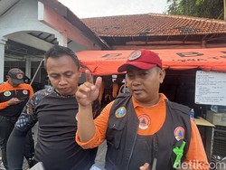 Pencarian Pengamen Tenggelam di Sungai Jagir Dilanjut Besok