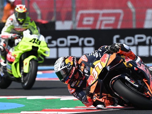 Motor Terlempar dan Hantam Kamera, Acosta Kunjungi Juru Kamera