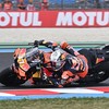 Motor Acosta Terbang Lewati Pagar dan Hantam Kamera, Juru Kamera Aman