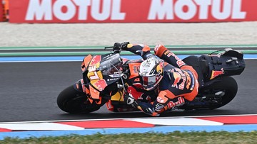Berita Panas dari Dunia Sport CNN : Motor Acosta Terbang Lewati Pagar dan Hantam Kamera, Juru Kamera Aman