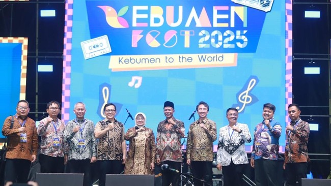 Puluhan Ribu Warga Padati Alun-Alun Saksikan Pembukaan Kebumen Fest Puluhan ribu penduduk meramaikan pembukaan Kebumen Fest 2025 dengan tari kolosal dan drone show, Acara ini merayakan Hari Jadi Kebumen dan Geopark Kebumen.