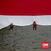 FOTO: Merah Putih Raksasa Berkibar di Banjir Kanal Barat Jakarta