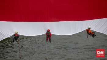 FOTO: Merah Putih Raksasa Berkibar di Banjir Kanal Barat Jakarta