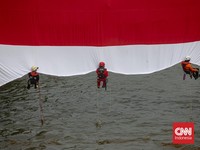 Merah Putih Raksasa Berkibar di Banjir Kanal Barat Jakarta