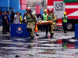 Serunya Petugas Damkar Ikuti Perlombaan Surabaya Fire Skill Competition
