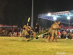 Serunya Adu Cepat Tarik Pelepah Kelapa di Festival Nglarak Blarak Kulon Progo