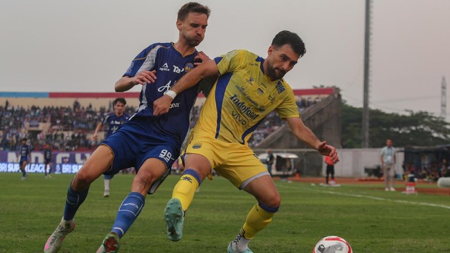 Pelatih Persib Bandung Bojan Hodak mengkritik kinerja lini depan timnya setelah diimbangi PSIM Yogyakarta 1-1 dalam pertandingan pekan ketiga Super League.