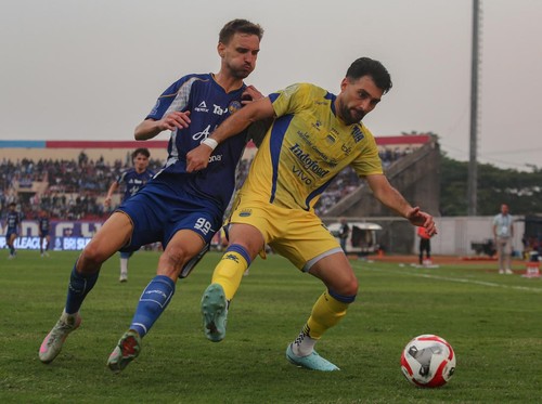 Pesepak bola PSIM Yogyakarta Nermin Haljeta (kiri) berebut bola dengan pesepak bola Persib Bandung Frans Dhia Putros (kanan) pada pertandingan BRI Super League 2025-2026 di Stadion Sultan Agung, Bantul, D.I Yogyakarta, Minggu (24/8/2025). Pertandinga