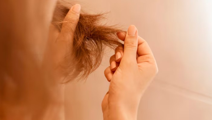 Bahaya memakai dry shampoo sembarangan. Bisa sebabkan rambut jadi kering dan rapuh/Foto: freepik.com/user18526052