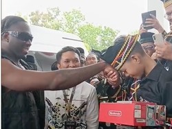 Momen Rapper Melly Mike Bertemu Dikha Bocah Pacu Jalur dan Beri Kado