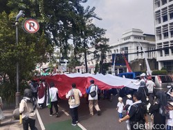 Ribuan Muslim Turun ke Jalanan Bandung, Bentangkan 2 Bendera Raksasa