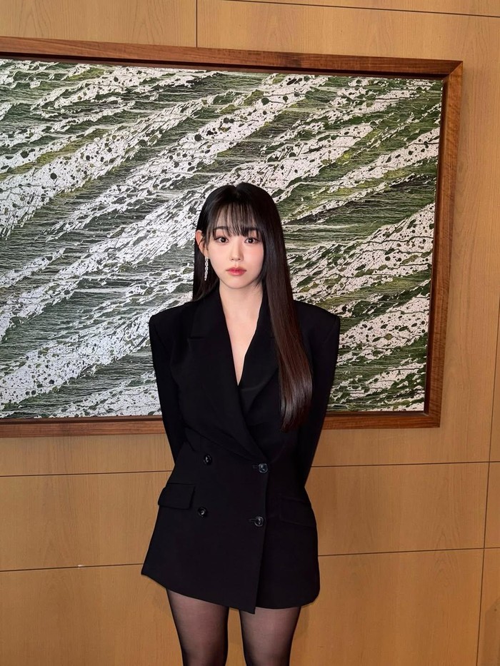 Terlihat chic dan elegan, aktris kelahiran 1999 ini, tampil dengan blazer dress hitam yang ia padukan dengan stocking hitam tipis yang membuatnya makin classy./ Foto: Instagram.com/_happiness_o