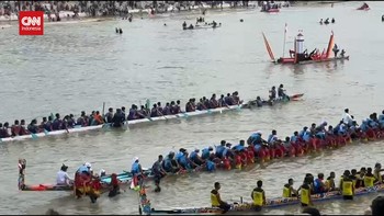 VIDEO: Warga Membeludak Saksikan Final Pacu Jalur Teluk Kuantan Riau