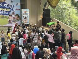 Momen Seru Wawali Solo Astrid Ajak Anak-anak Nyanyi Bareng di Taman Balekambang